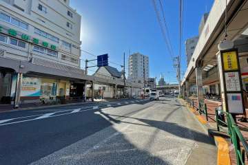 敷地北西側の前面道路（北東側から）