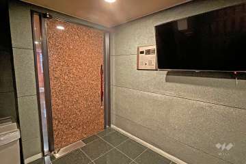 エントランスはオートロック付きです。