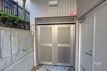 屋内に設けられた駐輪場の出入り口