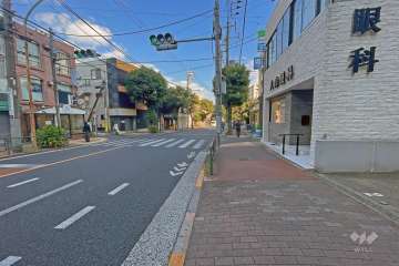 敷地西側の前面道路（南側から）