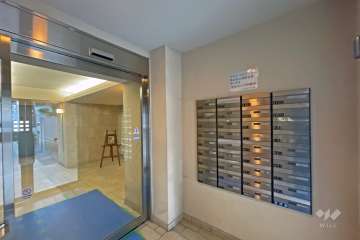 共用ポストとエントランス内