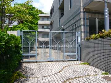 駐車場の入り口はゲート付きです。