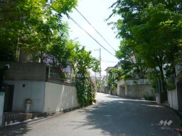 周辺は緑豊かで閑静な住宅地です。