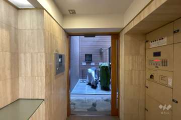 エントランスはオートロック付きです。