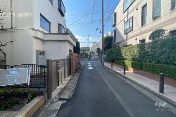 敷地北西側の前面道路（北東側から）