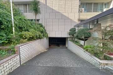 地下駐車場の出入り口（屋内平面式）