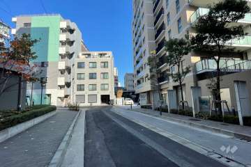 敷地西側の前面道路