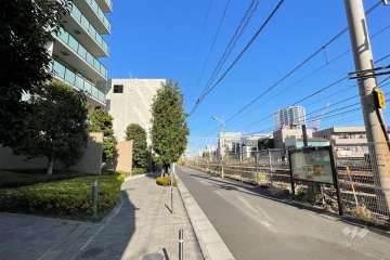 敷地南東側の前面道路