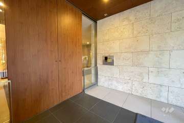 エントランスはオートロック付きです。