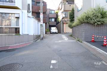 敷地北東側の前面道路