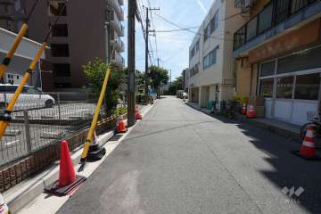 敷地北西側の前面道路（北側から）