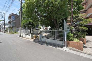 敷地北西側は公園に面しています。