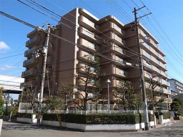 ファミール西宮今津の外観（南西側から）　南西、北西の角地に建っています。