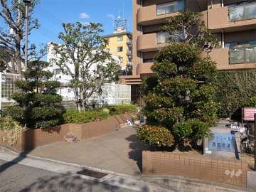 植栽の多いエントランスアプローチ