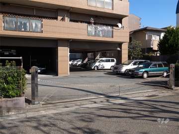 ロボットゲート付きの敷地内駐車場