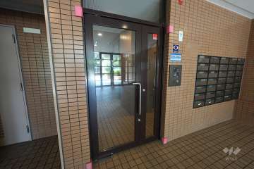 エントランスはオートロック付きです。