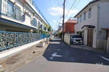 敷地西側の前面道路