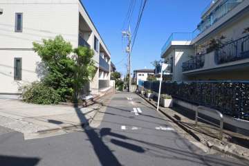 敷地北側の前面道路