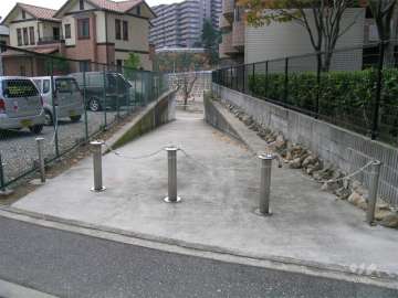 エントランスの前にある武庫川に向かうスロープ