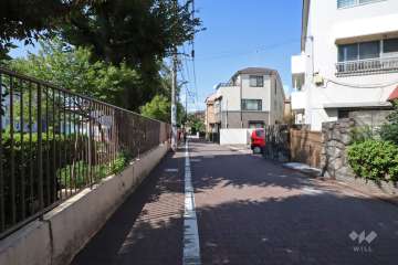 敷地西側の前面道路