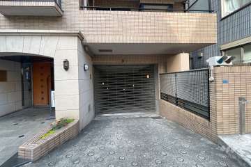 駐車場の出入り口（リングシャッター付き）