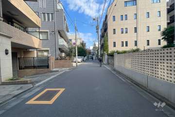 敷地の東側前面道路（南側から）