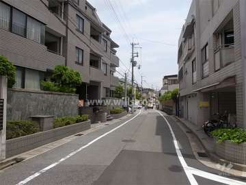 周辺はマンションと一戸建てが混在する住宅地です。