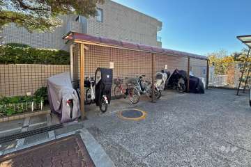 バイク置場と駐輪場