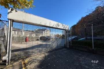 駐車場の出入り口（リングシャッター付き）