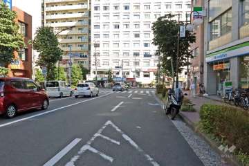敷地北側の前面道路はジャーマン通りです(西側から)。