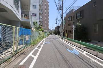 敷地南西側の前面道路