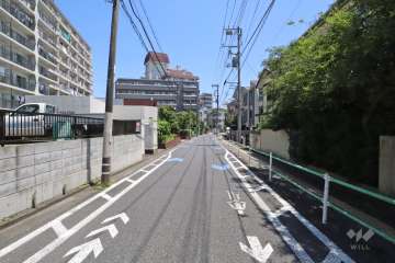 敷地南西側の前面道路(北西側から)