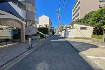 敷地北東側の前面道路（南東側から）