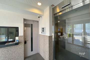 エントランスはオートロック付きです。