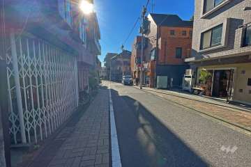 敷地東側の前面道路（北側から）