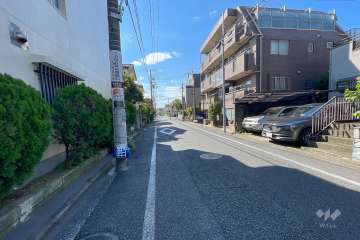 敷地北西側の前面道路（南西側から）