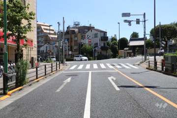 敷地の北西側前面道路(北東側から)