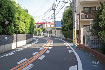 敷地東側の前面道路（北側から）