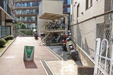 バイク置場と駐輪場