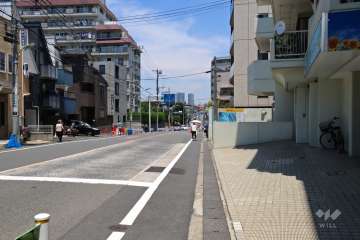 敷地東側の前面道路(南側から)
