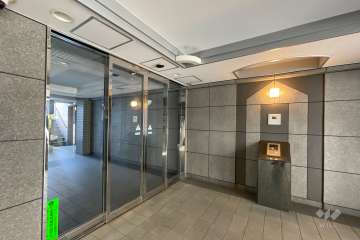 エントランスはオートロック付きです。