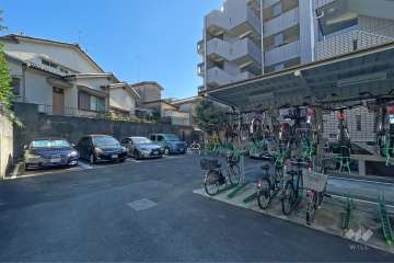 敷地内駐車場（屋外平面式と駐輪場（屋根付き）