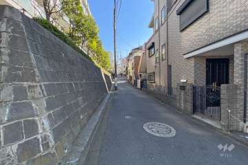 敷地南西側の前面道路（北西側から）