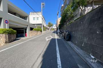 敷地北西側の前面道路（南西側から）