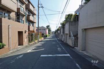 敷地北西側の前面道路（北東側から）