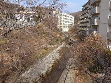 敷地の西側には川が流れています。