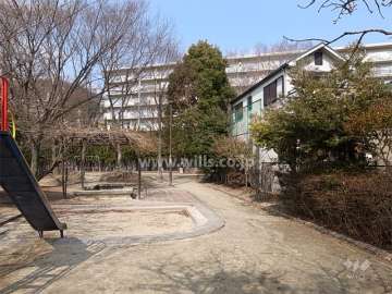 敷地の南側には道を挟んで、東山公園があります。