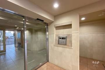 エントランスはオートロック付きです。　