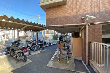 バイク置き場と駐輪場