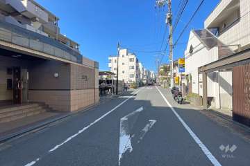 敷地北東側の前面道路（南東側から）